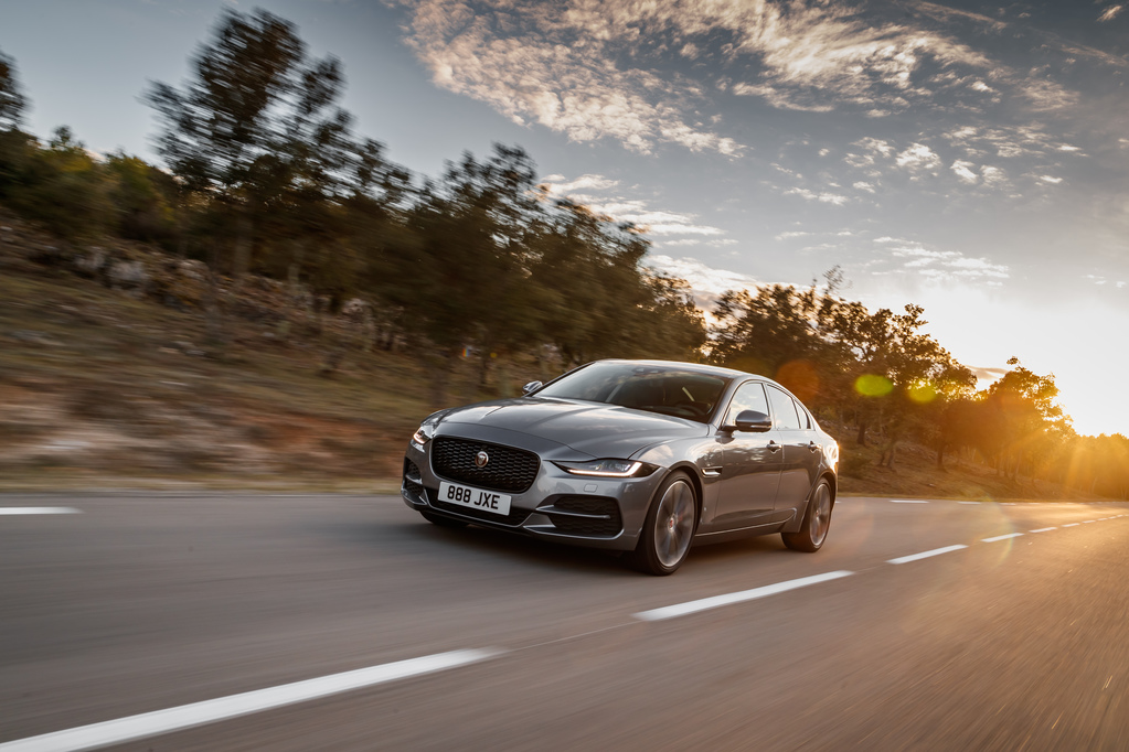 Descubre cómo se desenvuelve un Jaguar en carretera